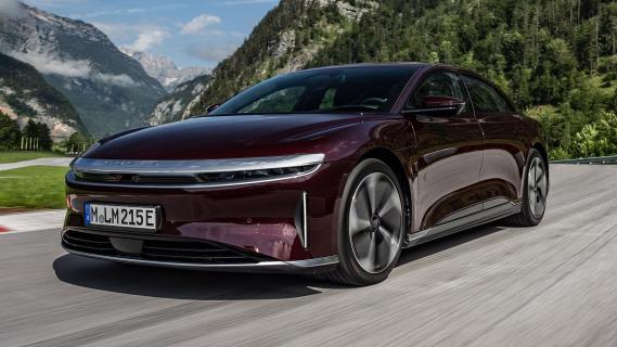 Lucid Air Pure RWD rood (2024) zijkant linksvoor rijdend