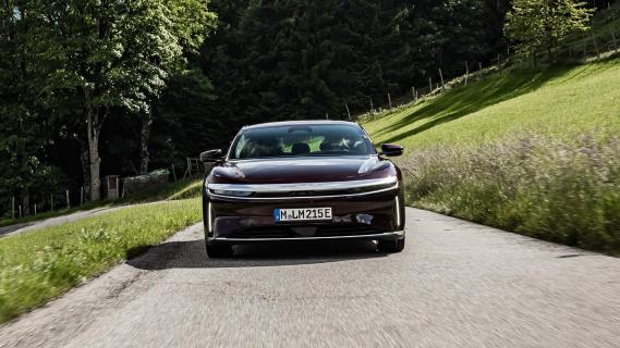 Lucid Air Pure RWD rood (2024) voorkant bergweg gras