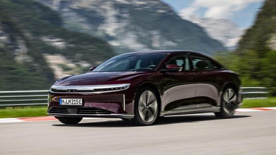 Lucid Air Pure RWD rood (2024) zijkant linksvoor rijdend bergen