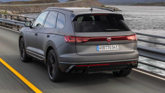 Matgrijze Volkswagen Touareg R (2024)