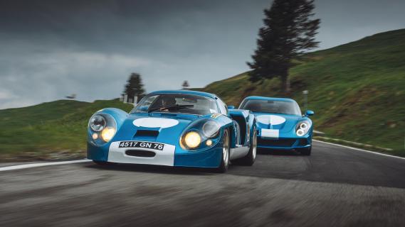 Zagato AGTZ Twin Tail (2025) blauw zijkant voorzijde en klassieke Zagato Alpine