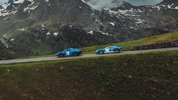 Zagato AGTZ Twin Tail (2025) klassieke Zagato Alpine blauw zijkant rijdend over bergweg