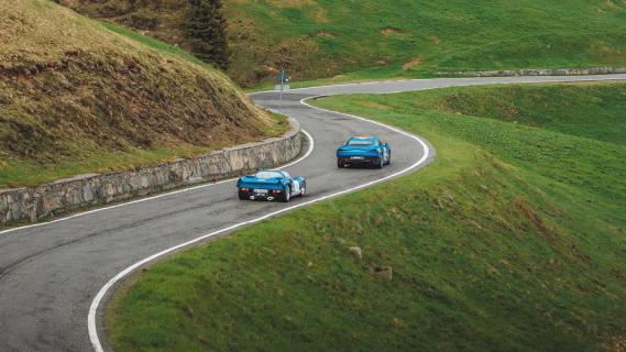 Zagato AGTZ Twin Tail (2025) klassieke Zagato Alpine blauw achterkant rijdend over bergweg