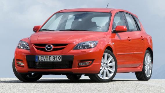 Mazda 3 MPS rood zijkant voor