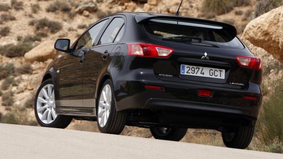 Mitsubishi Lancer Sportback Ralliart zwart zijkant achter