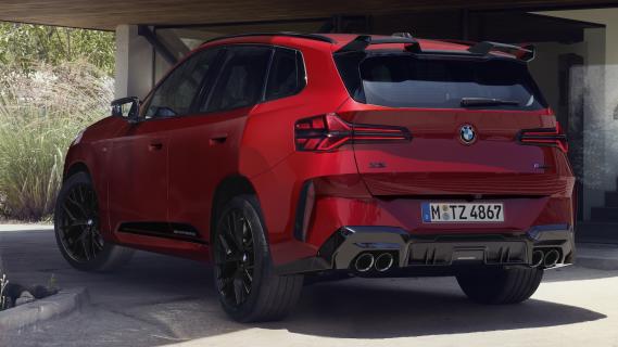 BMW X3 M50 M Performance Parts (G45) rood (2024) zij achter carport schaduw