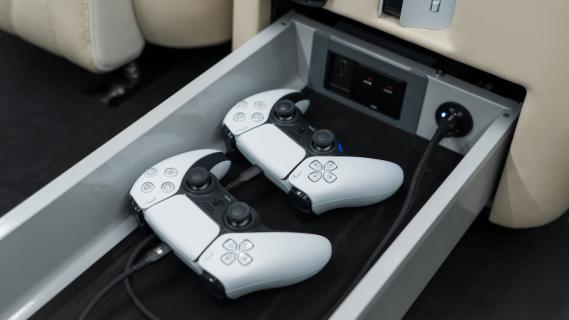 Clive Sutton First Class Sprinter interieur playstation controller