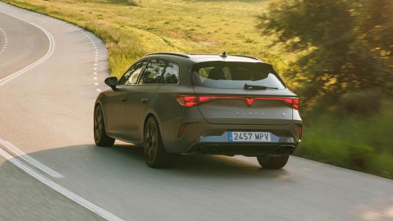 Cupra Leon Sportstourer VZ Performance 2024 review: 3/4 achter rijdend