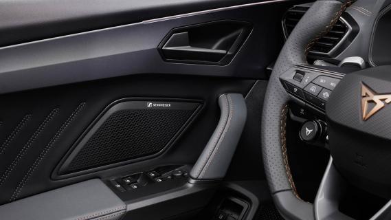 Cupra Leon Sportstourer VZ Performance 2024 review: interieur detail deurpaneel speaker Sennheiser