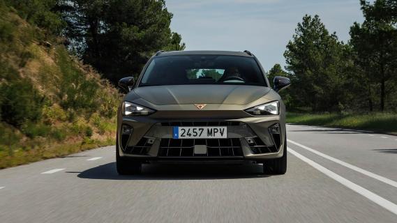 Cupra Leon Sportstourer VZ Performance 2024 review: voorkant rijdend