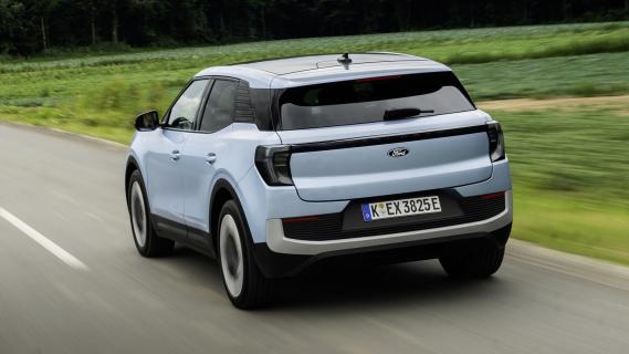 Ford Explorer Extended Range AWD (2024) blauw zijkant achter schuin rijdend