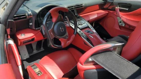 Gecrashte Lexus LFA interieur dashboard rood