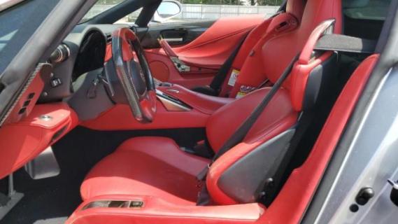 Gecrashte Lexus LFA interieur rood