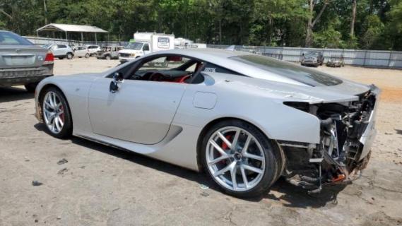 Gecrashte Lexus LFA zilvergrijs achterzijde schuinachter links