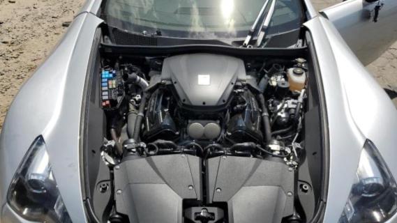 Gecrashte Lexus LFA zilvergrijs V10 motor