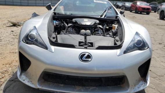 Gecrashte Lexus LFA zilvergrijs voorzijde V10 motor