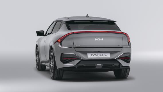 Vernieuwde Kia EV6 GT-Line (2024) zilvergrijs linksachter schuin