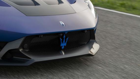 Maserati MC20 GT2 Stradale blauwpaars splitter voor