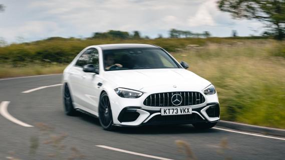 Alfa Romeo Giulia Quadrifoglio vs Mercedes-AMG C 63 S 4Matic+ 2024: AMG bocht 3/4 voor