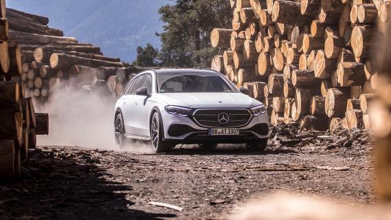 Mercedes E 300 de 4Matic Estate All-Terrain 2024 review: 3/4 voor rijdend offroad stof zand