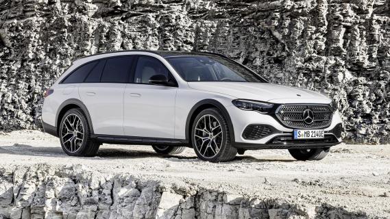 Mercedes E 300 de 4Matic Estate All-Terrain 2024 review: 3/4 voor