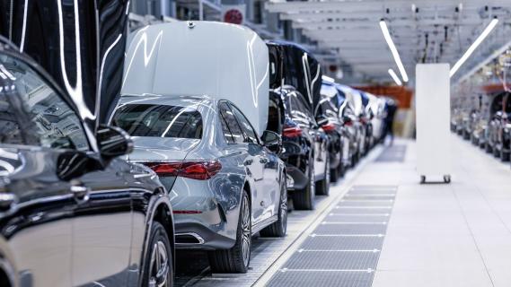 Mercedes-Benz fabriek Sindelfingen S-Klasses modellen op een rijs