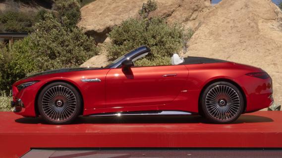 Mercedes-Maybach SL 680 Monogram Series (R232) rood (2024) zijkant achter schuin dak open