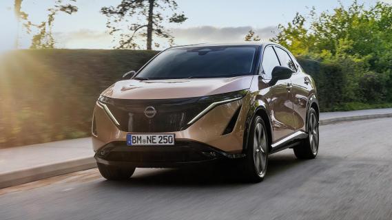 Nissan Ariya e-4orce Evolve Plus brons (2024) zijkant voor schuin rijdend header