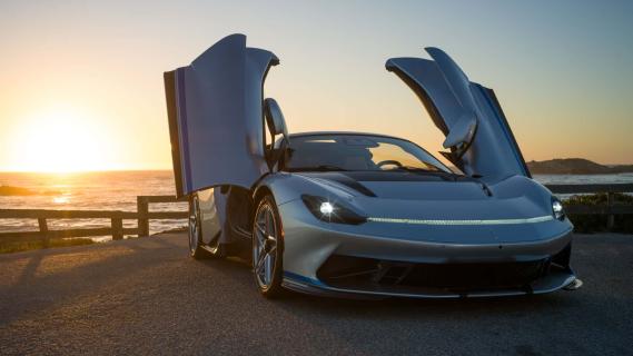 Pininfarina Battista Targamerica zilvergrijs voorzijde zee zonsondergang laag