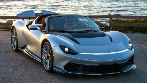 Pininfarina Battista Targamerica zilvergrijs voorzijde zee schuinvoor laag