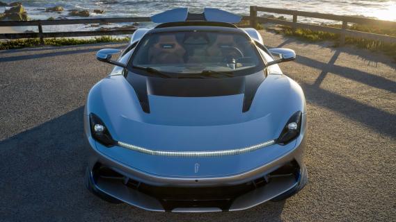 Pininfarina Battista Targamerica zilvergrijs voorzijde