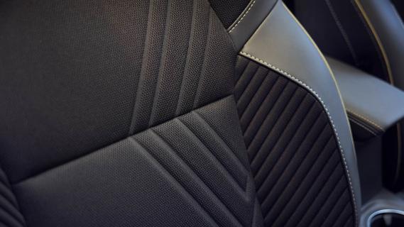 Renault Symbioz E-Tech Full Hybrid 145 Iconic 2024 review: interieur detail stoel bekleding