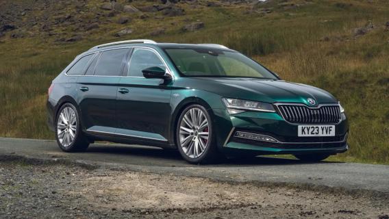 Skoda Superb Estate Sleeper Edition groen voorkant zij schuin stilstaand weg