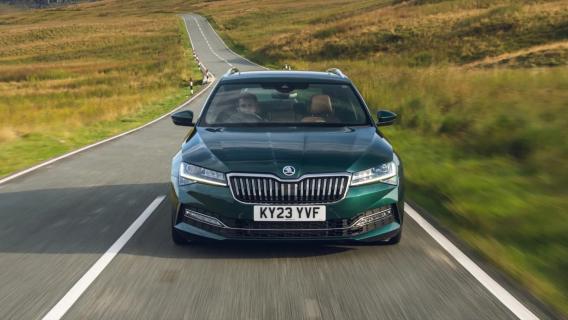 Skoda Superb Estate Sleeper Edition groen voorkant rijdend weg