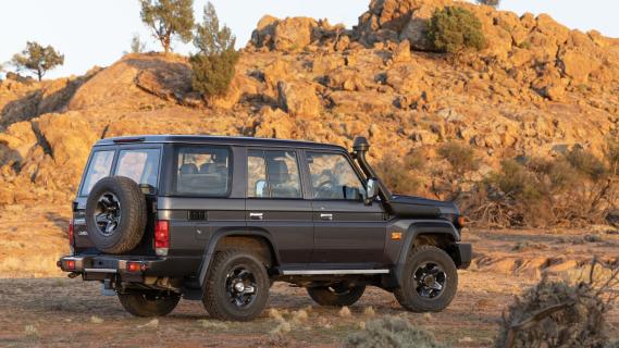 Toyota Land Cruiser 70 SUV grijs achter