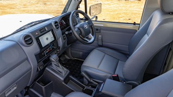 Toyota Land Cruiser 70 V8 interieur