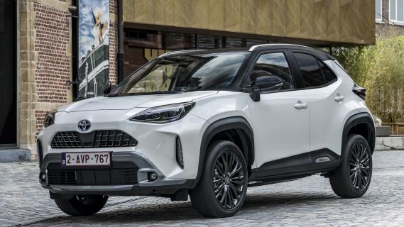 Toyota Yaris Cross Hybrid Adventure voor zijkant schuin straat