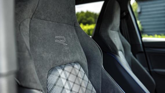 Volkswagen Golf 1.5 eTSI 116 pk R-Line Edition 2024 review: interieur detail stoelen logo