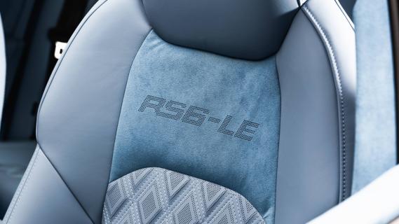 ABT Audi RS 6 LE (2024) interieur blauwe leren sportstoel