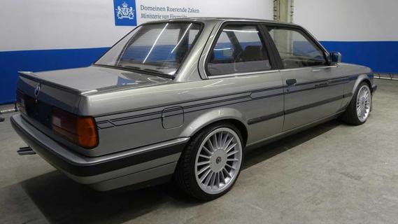 BMW E30 die eruitziet als Alpina B6 bij Domeinen