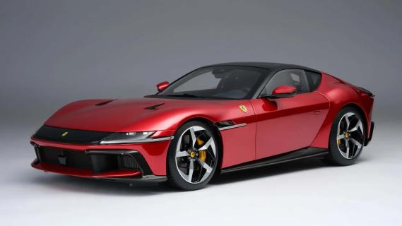 Amalgam Ferrari 12cilindri (2024) rood zijkant schuin voor