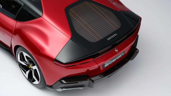 Amalgam Ferrari 12cilindri (2024) rood achterzijde detail hoog