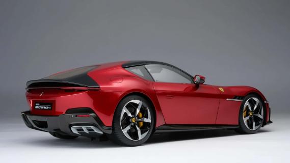 Amalgam Ferrari 12cilindri (2024) rood zijkant achter schuin