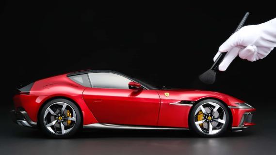 Amalgam Ferrari 12cilindri (2024) rood zijkant kwastje