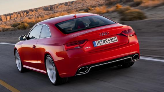 Audi RS 5 Coupé (8T) facelift rood zijkant achter rijdend