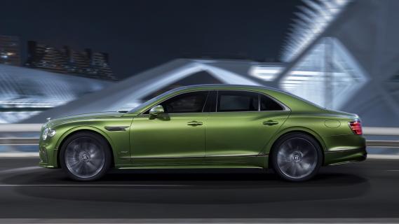 Bentley Flying Spur Speed (20224) groen zijkant rijdend