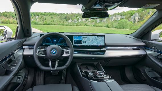 BMW 550e xDrive Touring interieur dashboard