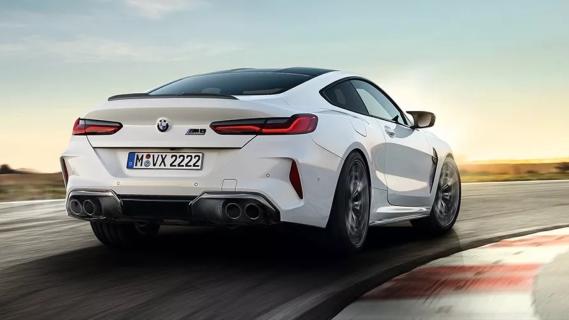 BMW M8 Coupé Final Edition wit zijkant achter bocht circuit