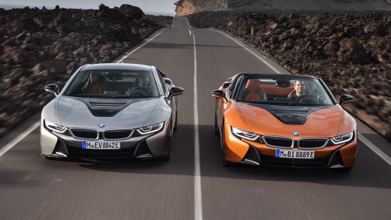 BMW i8 coupe grijs i8 spider voorzijde weg