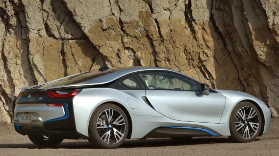 BMW i8 Coupe grijs zijkant rechts achter zijkant berg